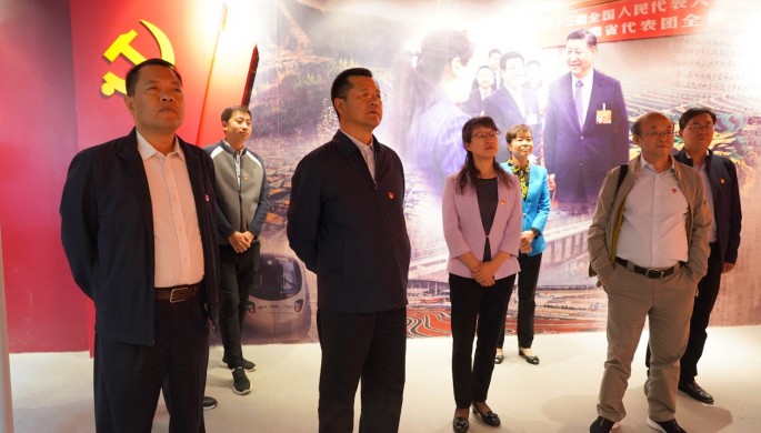 集團(tuán)公司開(kāi)展“不忘初心、牢記使命”主題黨日活動(dòng) <br/> — 參觀主題教育檔案文獻(xiàn)展