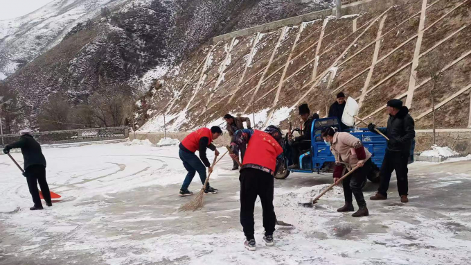 提升村容村貌 建設(shè)美麗鄉(xiāng)村：甘肅工程咨詢集團(tuán)駐村幫扶工作隊(duì)開(kāi)展環(huán)境衛(wèi)生整治及積雪清掃活動(dòng)