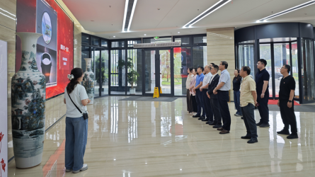 甘肅省新業(yè)資產經(jīng)營有限責任公司參觀甘肅工程咨詢集團廉潔文化作品展