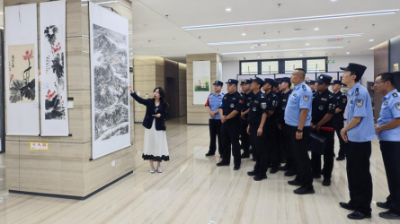 蘭州鐵路公安局蘭州公安處乘警支隊(duì)參觀甘肅工程咨詢集團(tuán)廉潔文化作品展