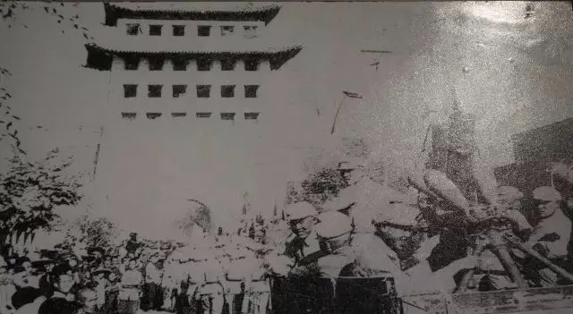 1629969448425007369.jpg 7解放軍炮兵部隊進(jìn)入蘭州城區(qū).webp.jpg